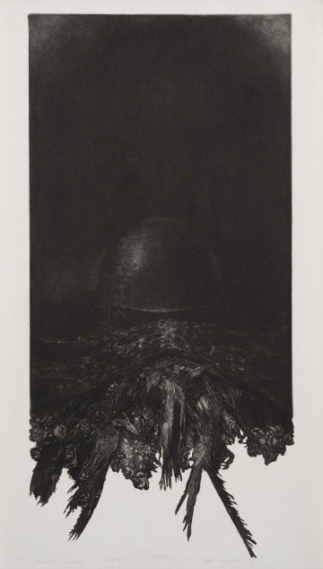 bez tytułu - Ujęcie z przodu; Kompozycja w kształcie wydłużonego pionowo stojącego prostokąta o silnie zwichrowanej, poszarpanej z licznymi wypustkami dolnej krawędzi. Z głębokiej czerni prostokąta na osi w połowie wysokości wyłania się ledwo wyodrębniony bladą poświatą współczesny hełm wojskowy widoczny od przodu - tuż pod nim sfalowana włóknista struktura - spod niej wyłaniają się bulwiasto-organiczne formy przeplatane jakby zlepionymi mokrymi piórami tworzącymi dolną nieregularną krawędź.