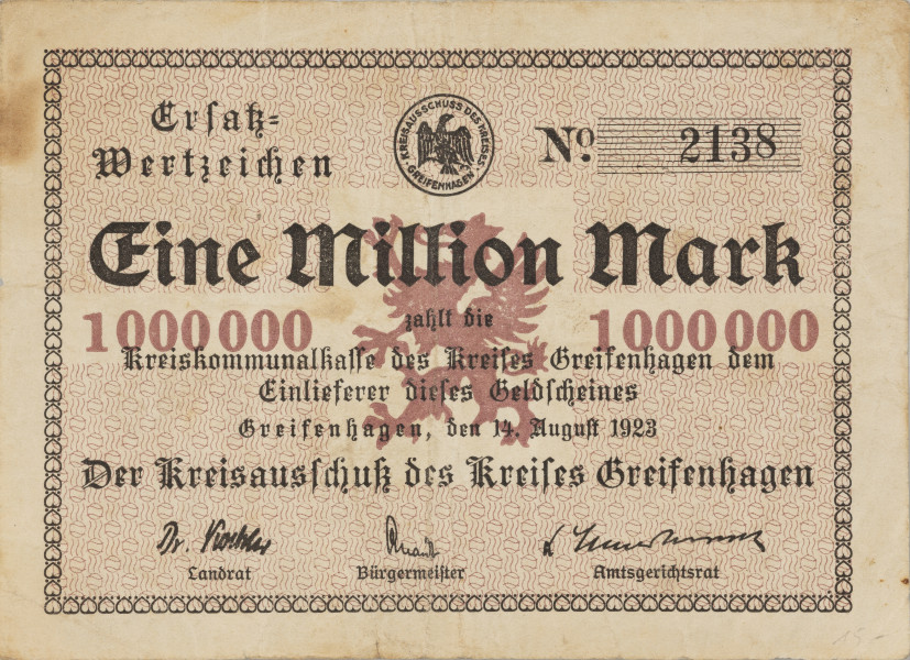1 milion marek - awers; Na awersie, w ramce złożonej z szeregu odwróconych serc przetykanych punktami, na brązowym poddruku z gryfem w lewo pomiędzy nominałami 1 000 000, czarny druk gotycką czcionką: Eine Million Mark/ (duża czcionka) zahlt die/ Kreiskommunalkasse des Kreises Greifenhagen dem/ Einlieferer dieses Geldscheines/ Greifenhagen, den 14. August 1923 (mała czcionka). Poniżej czarny druk gotycką czcionką: Der Kreisausschuss des Kreis Greifenhagen (średnia czcionka), a niżej faksymilia podpisów starosty, burmistrza i sędziego powiatowego - Landrat, Burgermeister, Amtsgerichtsrat (mała czcionka). W lewym górnym narożniku bonu czarny druk gotycką czcionką: Ersatz=/ Wertzeichen (średnia czcionka). W prawym górnym narożniku numer emisyjny: 2138 na czarnym liniowym poddruku. W połowie długości górnej krawędzi bonu czarne faksymile okrągłej pieczęci zarządu powiatu. W polu orzeł pruski w postawie heraldycznej, napis otokowy: KREISAUSSCHUSS DES KREISES - GREIFENHAGEN.
