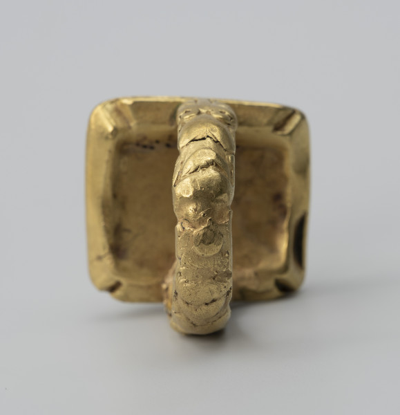 pierścień z Pęzina - Ujęcie spodu; Pierścień zbudowany z obrączki i dużej prostokątnej tarczki.