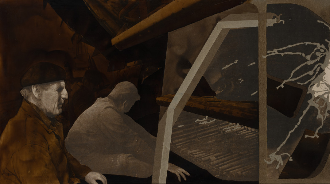 Wspomnienie lata 4 - Ujęcie z przodu; Kompozycja w układzie poziomym w odcieniach beżowo-szaro-brązowych. Przy lewej krawędzi postać mężczyzny ujęta do połowy, z profilu, zwrócona w prawo, na głowie ma ciemnobrązowy beret. Za nią dwie sylwetki (popiersia) mężczyżn również zwrócone do widza prawym bokiem. Jeden z nich, bardziej w głębi prawie wtapia się w ciemne tło. Przed nim graficznie wyodrębniona sylwetka siedzącego, pochylonego do przodu mężczyzny cała w szarościach. Mężczyzna jest odwrócony od widza lekko w bok, w roboczym szarym kombinezonie, ręce wyciągnięte do przodu. Przestrzeń po prawej stronie wypełniona zgeometryzowanymi elementami. Przy prawej bocznej krawędzi rysunek nieregularnych jasnych plam i linii.