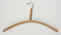 wieszak ubraniowy - Ujęcie z przodu; Drewniany wieszak na ubrania, płaski. Hak metalowy. Na pionowej części haka drewniana opaska.