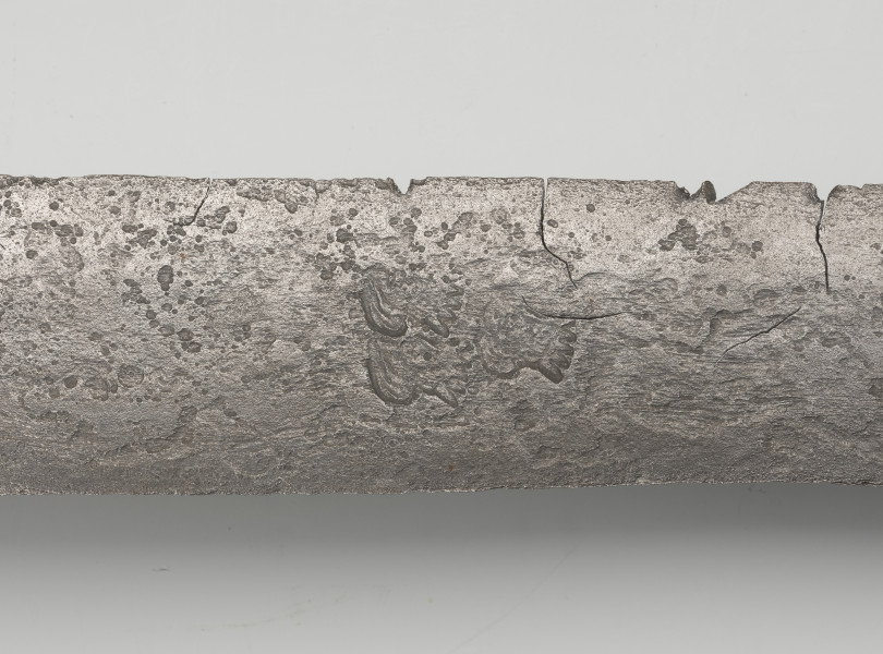 rapier - detal; na głowni poniżej zbrocza obustronnie, trzy głowy brodatego króla w układzie jedna u góry, dwie na dole, zwrócone w jedną stronę