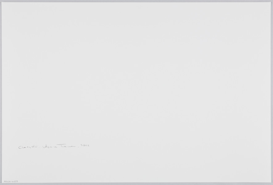 scena rodzajowa - Poziomy, barwny kadr fotograficzny przedstawiający portret kobiety (panny młodej) ubranej w białą suknię z połyskliwej tkaniny, z boku gorsetu i na górnym fragmencie spódnicy obszytą haftem oraz perełkami. Na twarzy ma makijaż, a rozpuszczonych włosach - ozdobny stroiku. Kobieta siedzi na ławce tapicerowanej na biało (skórą?) o owalnym oparciu na ze złotą obwódką stojącej na tle białej udrapowanej zasłony i dwóch słupów udekorowanych białymi kwiatami. Na kolanach trzyma książeczkę, która pochylona czyta.