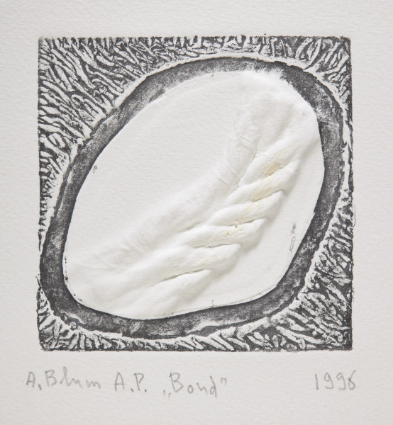 kompozycja abstrakcyjna - Kwadratowa kompozycja abstrakcyjna w tonacji szaro-czarnej umieszczona po środku kwadratowego arkusza. W części centralnej znajduje się owalny kształt nie pokryty farbą, w nim odcisk kawałka sznura. Owal jest obwiedziony ciemnoszarą szeroką ramką, całość znajduje się na tle o wzorze w nieregularne czarno-szare kreski.