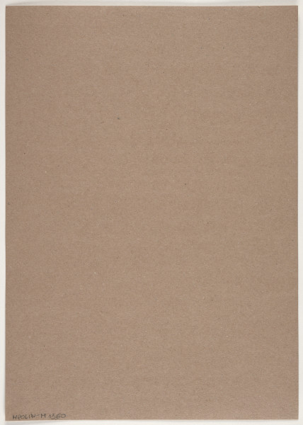 fotografia - Barwna odbitka fotograficzna utrzymana w stonowanych kolorach, w tonacji beżowo-brązowej, przedstawiająca w centralnej części ciemny, prostokątny stół o masywnym blacie z ryflowanymi krawędziami stojący na czterech ozdobnych nogach, które są połączone ze sobą parami, za pomocą listew umocowanych tuż nad podłogą. Do stołu zamontowanych zostało nierównomiernie kilka innych nóg pochodzących z innych mebli, o innych kolorach, o różnej długości i kształcie, niektóre z ich są ozdobne, inne - proste. Na blacie stołu umieszczony został duży stos poskładanych tkanin w różnych odcieniach beżu, leżących jedna na drugiej. Cała instalacja stoi we wnętrzu na jasnym tle, na podłodze pod nią widoczny jest rzucany przez nią cień. Odbitka fotograficzna została wykonana z wąską, białą ramką.