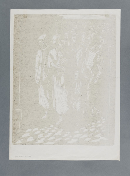 scena rodzajowa - Duża grupa kobiet, dzieci i mężczyzn przechodząca przez otwartą drewnianą bramę. Na czele pochodu, pośrodku, idzie kobieta, ujęta w całej postaci w długim płaszczu, z gołą, uniesioną do góry głową, na ręku niesie dziecko otulone chustą, w lewej ręce trzyma kankę. Z lewej kobieta z dwójka tulącą się do niej dziewczynką, na ramieniu opaskę z gwiazda Dawida. Z prawej bosa kobieta, w za dużym płaszczu, na przodzie okrycia naszyta gwiazda Dawida. W głębi twarze innych kobiet i mężczyzn, za nimi widać długi, ciągnący się daleko szereg ludzi. Droga wybrukowana.