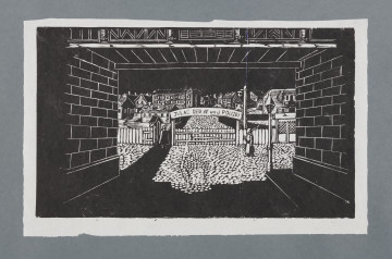 scena rodzajowa - Widok na płot i drewnianą bramę od strony wiaduktu pod przejazdem kolejowym. Na pierwszym planie po bokach murowane ściany wiaduktu, u góry widoczne żelazne balustrady. Ulica brukowana, po bokach chodniki, z prawej stoi uliczna latarnia. Na wprost płot, drewniana, niska, zamknięta brama, z lewej otwarta furtka, za nią widoczna budka strażnicza. Na bramą półokrągła tablica z napisem: Gulag der SS und Polizei. Przed bramą, z prawej strony stoi żołnierz w szynelu, z karabinem na ramieniu. W głębi, za ogrodzeniem widoczna ulica, panorama parterowych i piętrowych domów.