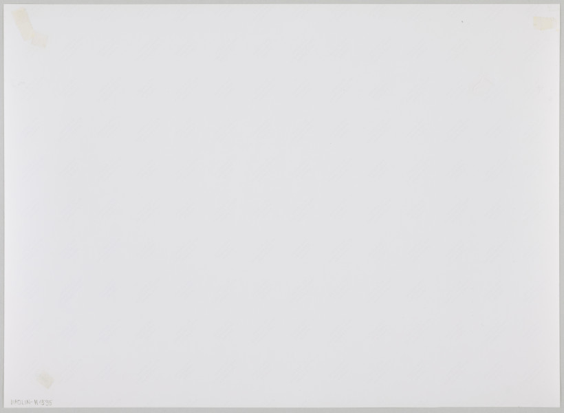 fotografia - Zdjęcie przedstawia grupę sześciu mężczyzn siedzących za stołem podczas wieczerzy sederowej. Mężczyźni siedzą po jednej stronie stołu, pod ścianą. Po środku stołu widoczny ozdobny ośmioramienny świecznik (miejsca na świece są puste). Stół jest nakryty białym obrusem i zastawiony potrawami. Mężczyźni są ubrani w garnitury oraz nakrycia głowy (jarmułki lub kapelusze). Trzeci mężczyzna od lewej nalewa wino do kieliszka drugiego mężczyzny od prawej strony. W tle, na ścianie widoczne trzy obrazy w ozdobnych ramach.