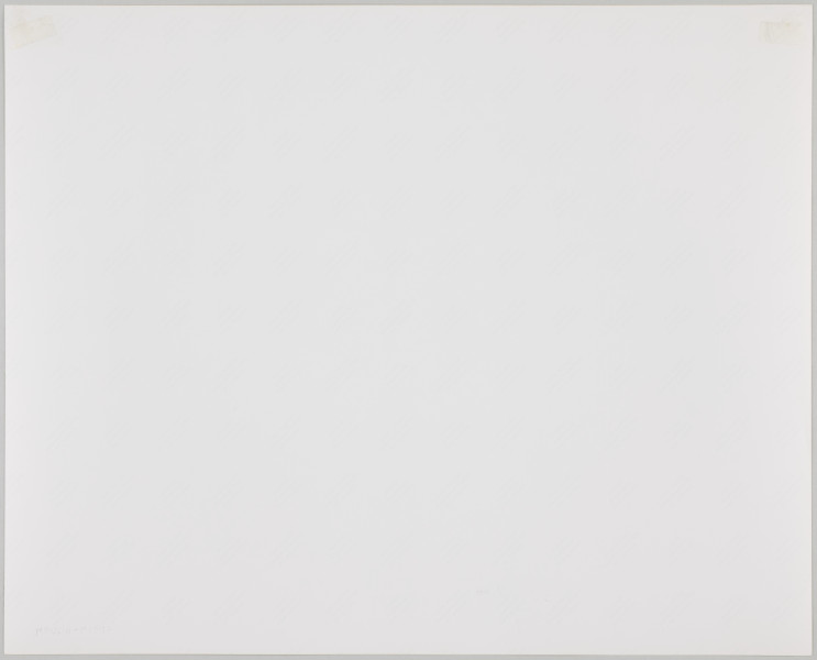 fotografia - Zdjęcie przedstawia starszego mężczyznę z siwą brodą i kilkunastoletniego chłopca siedzących przy okrągłym, nakrytym żółtym obrusem stole. Mężczyzna ma na sobie białą koszulę, czarną kamizelkę, jarmułkę i okulary. Chłopiec ma na sobie ciemny sweter i jarmułkę. Starszy mężczyzna siedzi po prawej stronie kadru. Przed nim leżą książki. Jedną z nich trzyma otwartą w dłoniach. Jest zwrócony twarzą do chłopca. Chłopiec (siedzący po lewej stronie) podpiera czoło ręką, którą opiera łokciem o stół. Patrzy na otwartą książkę. Oprócz książek, na stole znajdują się także dwie maszyny do pisania. W tle widać meble stanowiące wyposażenie pokoju. Na części z są rozłożone gazety lub stoją kartony. 