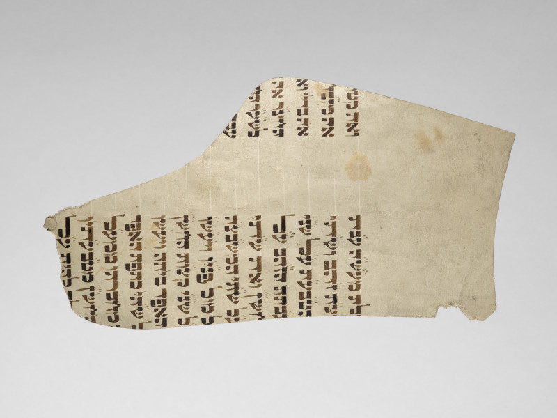 wzornik szewski - Wzornik szewski wykonany z fragmentu zwoju Tory. Nieregularny kształt obiektu sugeruje, że to wzornik dla obłożyny (bocznej części) buta. Po stronie recto widoczne fragmenty tekstu w j. hebrajskim ułożone w dwóch kolumnach. Po stronie verso wzdłuż dolnej krawędzi widoczny obrys wykonany ołówkiem (ok. 1 cm od krawędzi).