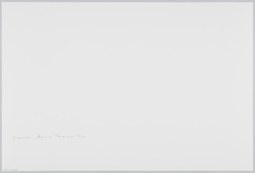 scena rodzajowa - Poziomy, barwny kadr fotograficzny przedstawiający w centralnej części postać kobiety (widocznej po popiersia) w białej sukience, białych perłach na szyi i jasnej, kwiecistej chustce na głowie. Kobieta patrzy w dal, lewą ręką trzyma przy uchu prosty telefon komórkowy. Kobieta stoi w pomieszczeniu, w grupie innych kobiet i dziewcząt.