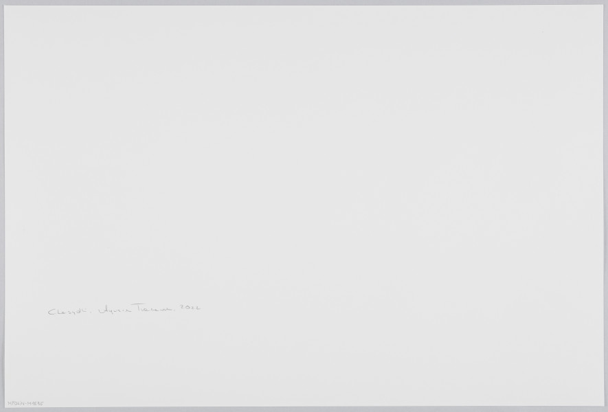 scena rodzajowa - Poziomy, barwny kadr fotograficzny przedstawiający 3 nastolatki stojące i rozmawiające w pomieszczeniu. Jedna z nich, po lewej stronie kadru, sięga po wstążkę na ze stojaka pełnego rolek ze wstążkami i odwraca się w stronę dwóch pozostałych dziewcząt. Pomieszczenie jest niewielkie, zabałaganione i zaniedbane (purchle na suficie), pełne jest ubrań i elementów krawieckich oraz pasmanteryjnych.