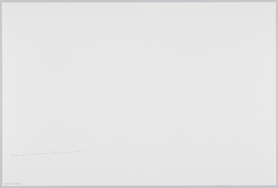 scena rodzajowa - Poziomy, barwny kadr fotograficzny przedstawiający grupę kobiet zebranych wokół nagrobka znajdującego się pośrodku pomieszczenia o dwóch półokrągłych oknach. Jest ono oświetlone dwoma lampami. Kobiety są ubrane w podobne stroje w stonowanych kolorach (spódnica za kolano, bluzka, żakiet lub sweter) oraz chusty lub czapki na głowach. Część z nich zapala niewielkie świece (tzw. tealighty) na stolikach otaczających nagrobek, część stoi ze spuszczona głową w pozie sugerującej skupienie/modlitwę.