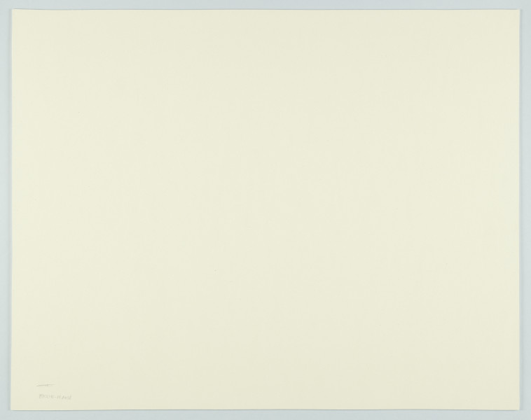 portret fotograficzny - Fotografia barwna skadrowana poziomo przedstawiająca półpostaciowy portret dziewczynki. Portretowane dziecko o jasnych włosach do ramion zgarniętych z czoła za pomocą spinki, ubrana w niebieską bluzkę z krótkim rękawem i granatową sukienkę na ramiączkach nałożoną na wierzch bluzki, patrzy się bezpośrednio w stronę widza. Po prawej stronie czoła ma przyklejony kolorowy plaster. Dziewczynka siedzi (o czym świadczy ułożenie rąk) we wnętrzu na tle narożnika białej ściany i okna podzielonego białymi krzyżowymi szprosami na cztery szyby. Za oknem widać niewyraźne zarysy dużego, ceglanego budynku.