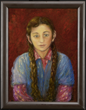 Portret dziewczynki, ujętej frontalnie, w półpostaci z rękami złożonymi na podołku. Twarz szczupła, okrągła, z dużymi ciemnymi oczami obwiedzionymi jasnoniebieską farbą, szerokimi brwiami, wydatnym nosem, na ustach lekki półuśmiech. Odstające uszy. Włosy długie, z przedziałkiem pośrodku, zaplecione w dwa warkocze spływające na pierś. Ubrana w różową bluzkę z żółto-białawym wzorem (w grochy). Na ramionach ma błękitną chustę (?). Tło – czerwono-brunatne.Obraz w ramie.