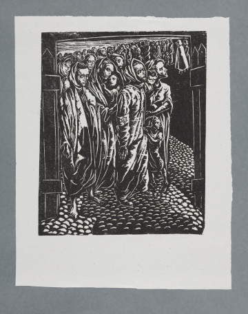 scena rodzajowa - Duża grupa kobiet, dzieci i mężczyzn przechodząca przez otwartą drewnianą bramę. Na czele pochodu idzie kobieta, ujęta w całej postaci w długim płaszczu, głowę ma obwiązana chustką, podobnie, jak inne kobiety obok niej. Noszą łachmany, kobieta z lewej jest bosa, w za dużym płaszczu, na przodzie okrycia naszyta gwiazda Dawida, w środku gwiazdy litera A. Dwie kobiety niosą dzieci na rękach. Kobieta z prawej strony ma na ramieniu opaskę z gwiazda Dawida, do jej boku tuli się dziecko. W głębi widać długi, ciągnący się daleko szereg ludzi. W prawym górnym rogu widoczne małe sylwetki dwóch żołnierzy w hełmach i długich do ziemi szynelach. Droga wybrukowana kocimi łbami.