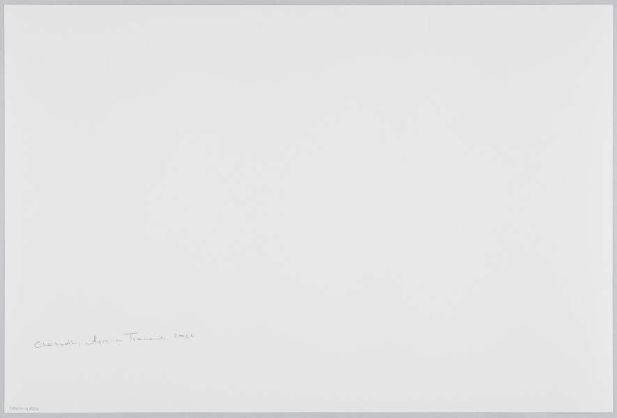 scena rodzajowa - Poziomy, barwny kadr fotograficzny przedstawiający dwie młode kobiety stojące we wnętrzu. Sylwetka jednej z nich, w okularach, w czarnej bluzce i krótkim sznurem białych pereł na szyi, widoczna z prawego profilu, wypełnia lewą stronę kadru. Dziewczyna patrzy przed siebie. Druga kobieta stoi koło niej. Jest ubrana w czarna bluzkę, czarną kamizelkę ozdobioną złotą wstążką w duże wzory, nosi na szyi srebrny niewielki naszyjnik oraz czarną chustę na głowie. W ręku trzyma książeczkę w języku hebrajskim i czyta z niej. Po prawej stronie widoczny jest ciemnobrązowy regał wypełniony ściśle książkami o ozdobnych grzbietach.