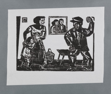 scena rodzajowa - Wnętrze pokoju, mężczyzna z prawej grozi kobiecie i dziecku. Mężczyzna ubrany w szerokie spodnie, marynarkę, czapkę na głowie, ujęty jest frontalnie, w całej postaci, stoi na szeroko rozstawionych nogach ugiętych w kolanach. Lewą rękę zaciśniętą w pięść podnosi do góry, grozi stojącej naprzeciw kobiecie tulącej do siebie dziecko. Kobieta i dziecko ujęci w całej postaci, kobieta frontalnie, głowę zwróciła w stronę mężczyzny, twarz w prawym profilu. Ubrana jest w długą suknię z krótkimi rękawami, włosy uczesane w niski kok. Rękoma obejmuje dziecko. W tle, pośrodku stoi mały stolik, obok baniak. Na ścianie pośrodku portret ślubny kobiety i mężczyzny, z lewej mały obrazek.