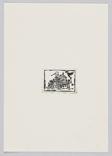 odbitka graficzna - Biała karta papieru z niewielką abstrakcyjną grafiką po środku. Grafika przedstawia grupę postaci oraz wóz na trzech kołach. Z lewej strony wozu widoczna postać trzymająca podłużny przedmiot zakończony kształtem ptaka. Wokół odcisku grafiki widoczny ślad po matrycy.