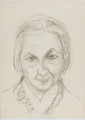 portret kobiety - Duży rysunkowy portret starszej kobiety przedstawionej w popiersiu. Kobieta jest zwrócona do widza en face, ma proste, uczesane z przedziałkiem po środku włosy do ucha. Jej ubiór jest przedstawiony w sposób uproszczony - widoczny jest zarys ubrania spodniego (bluzki?) oraz nakrycia wierzchniego z widocznym szalowym kołnierzykiem zaznaczonym ciemną plamą.