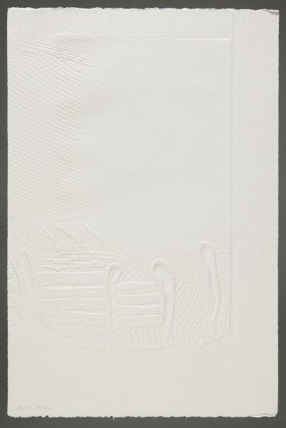 pejzaż - Wertykalny, niemal abstrakcyjny, pejzaż wykonany w dwóch technikach, co determinuje jego kompozycję. Postawą układu tej grafiki jest kształt wyciśnięty w białym kartonie tła, który zajmuje prawą i dolną część grafiki. Większość to regularny wzór siatki, w części dolnej pojawiają się cztery obłe kształty, pomiędzy trzema z nich widać poziome szerokie linie. Nad nimi widoczne są odciski kilku cienkich, kresek podzielonych kształtami supłów. Cała górna część grafiki, od połowy, pokryta jest granatowo-czarną kompozycją przedstawiającą dwa drzewa przedstawione w bardzo uproszczony, zgeometryzowany sposób. Korona drzewa z prawej strony pokryta jest kształtem siatki o cienkich, czarnych oczkach. Po lewej stronie drzew widać tło przedstawione bardzo równomiernym, gęstym kreskowaniem, pod drzewami - grunt oddany za pomocą plamkowania oraz analogiczną, jak powyżej siatką. Poniżej drzew, po lewej stronie widoczna jest pozioma, wijąca się, cienka linia z symetrycznymi węzłami z drobnych kresek.