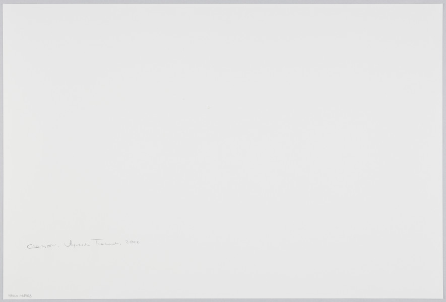 scena rodzajowa - Poziomy, barwny kadr fotograficzny przedstawiający, w centralnej części kadru, kobietę ubraną w granatową bluzkę z długim rękawem oraz czarna spódnicę oraz chustkę zawiązana na głowie, czytającą książkę. Kobieta stoi obok niskich betonowych form architektonicznych z hebrajskimi inskrypcjami, pomalowanych na kolor jasnoniebieski. Obok są kamienno-betonowe płyty ułożone kaskadowo. Zabudowania znajdują się u stóp rozległego wzgórza, porośniętego łąką oraz niskimi krzewami. U góry kadru widoczne jest jednolite niebieskie niebo.