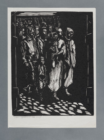 scena rodzajowa - Duża grupa kobiet, dzieci i mężczyzn przechodząca przez otwartą drewnianą bramę. Na czele pochodu, pośrodku, idzie kobieta, ujęta w całej postaci w długim płaszczu, z gołą, uniesioną do góry głową, na ręku niesie dziecko otulone chustą, w lewej ręce trzyma kankę. Z lewej kobieta z dwójka tulącą się do niej dziewczynką, na ramieniu opaskę z gwiazda Dawida. Z prawej bosa kobieta, w za dużym płaszczu, na przodzie okrycia naszyta gwiazda Dawida. W głębi twarze innych kobiet i mężczyzn, za nimi widać długi, ciągnący się daleko szereg ludzi. Droga wybrukowana.