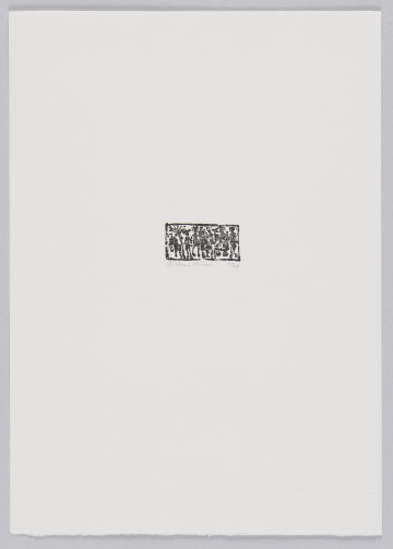 odbitka graficzna - Grafika przedstawia zamknięte w prostokątnej ramie, całkowicie ją wypełniające czarne kształty ludzi i zwierząt. Z lewej strony widoczne kształty zwierzęcia oraz palmy kokosowej. Przedstawienie wpisane w prostokątną ramkę stojącą na dłuższym boku.