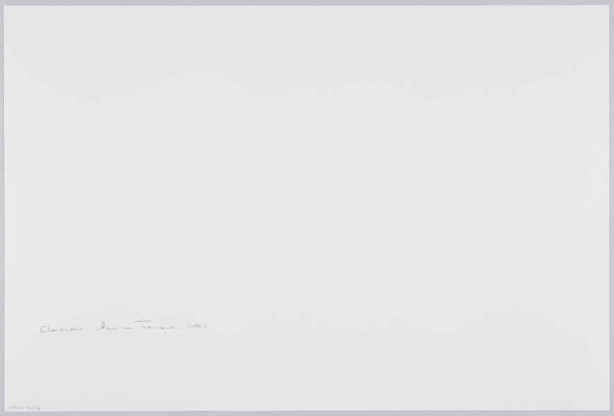 scena rodzajowa - Poziomy, barwny kadr fotograficzny przedstawiający dwie kobiety ubrane w swetry w stonowanych kolorach oraz chusty zawiązane na głowach, stojące w centralnej części kadru na tle szafy na ubrania, we wnętrzu mieszkalnym. Jedna z kobiet poprawia drugiej chustę.