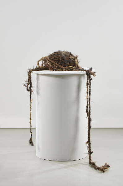 Długa lina zrobiona z warkocza uplecionego z naturalnych ludzkich włosów. Włosy różnią się kolorem i fakturą - różne pukle o podobnej długości zostały splecione ze sobą tak, że przechodzą płynnie, jeden w drugi.