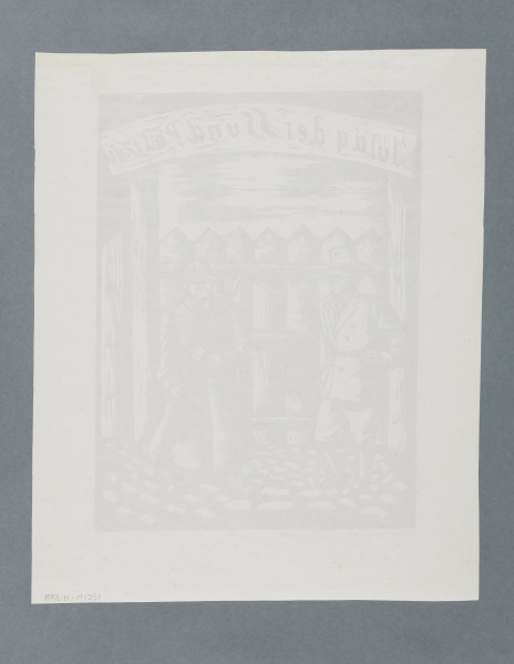 scena rodzajowa - Przed drewnianą bramą z napisem: Gulag der SS und Polizei stoją dwaj mężczyźni, ujęci w całej postaci. Mężczyzna z lewej nosi spodnie pumpy wpuszczone w oficerki, marynarkę przewiązaną paskiem, na głowie ma czapkę z daszkiem i okrągłym denkiem. Mężczyzna z prawej ma na sobie szynel do ziemi, na głowie hełm, w rękach trzyma karabin. Na ziemi bruk.