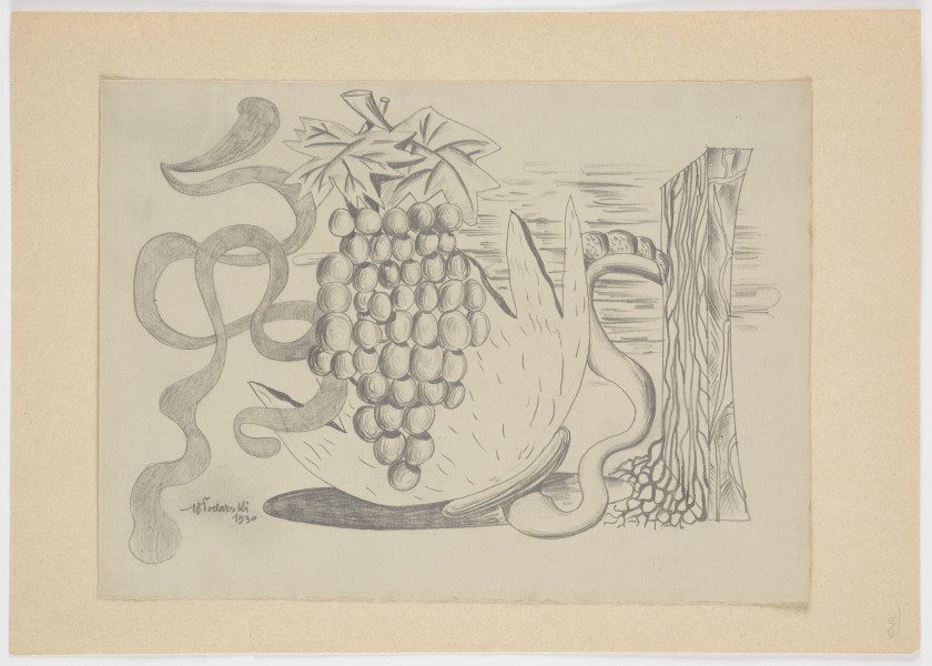 rysunek - Martwa natura, kompozycja z owocem winorośli i roślinami. Centralny element kompozycji to duża kiść winogron, nad nią 2 skrzyżowane liście winorośli. Kiść „wpada” w duży, ozdobny kwiat o rozwiniętych, trójkątnie zakończonych płatkach, o grubej łodydze wyrastającej z ociosanego pnia drzewa z korzeniami. Z lewej strony dekoracyjnie wijąca się wstęga.