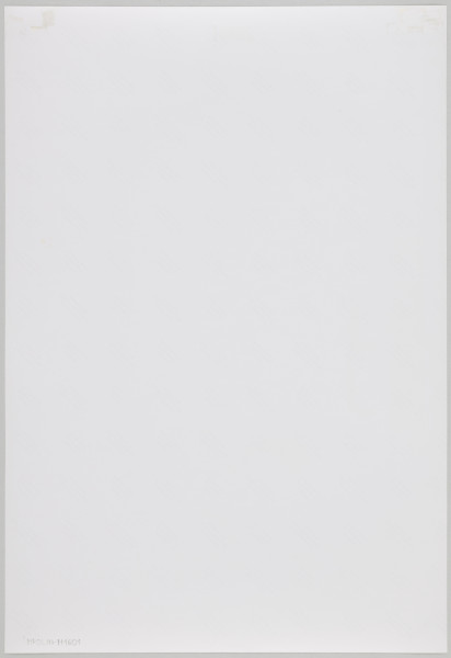 fotografia - Zdjęcie przedstawia starszego mężczyznę siedzącego przy drewnianym stole. Zajmuje miejsce na końcu stołu, w głębi fotografii. Siedzi na jednej z drewnianych ław z oparciem, które są ustawione po obu jego stronach. Mężczyzna opiera się łokciem o stół, a głowę podpiera o dłoń. Przed nim leży otwarta księga, na której kartach mężczyzna skupia wzrok. Na stole leży także bordowa tkanina ozdobiona haftem sześcioramiennej gwiazdy (gwiazdy Dawida). Mężczyzna ma na sobie ciemny garnitur w drobne prążki oraz jarmułkę na głowie. Za nim (w tle) widoczny regał uginający się pod ciężarem licznych ksiąg. Po lewej stronie kadru widoczne otwarte okno. Na górze kadru sufit z widocznym ubytkiem tynku (zawilgocenie, spod tynku wyzierają deski).