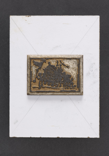 klocek drzeworytniczy - Klocek drzeworytniczy przedstawiający grupę postaci z wozem. Klocek drewniany, z wyrytym tłem tworzącym wypukłą powierzchnie odbicia matrycy przedstawiającą grupę postaci z wozem oraz człowiekiem trzymającym podłużny przedmiot zakończony kształtem ptaka. Matryca przymocowana do prostokątnego kawałka płyty wiórowej z naklejonym od przodu białym laminatem oraz szarą tekturą od tyłu.