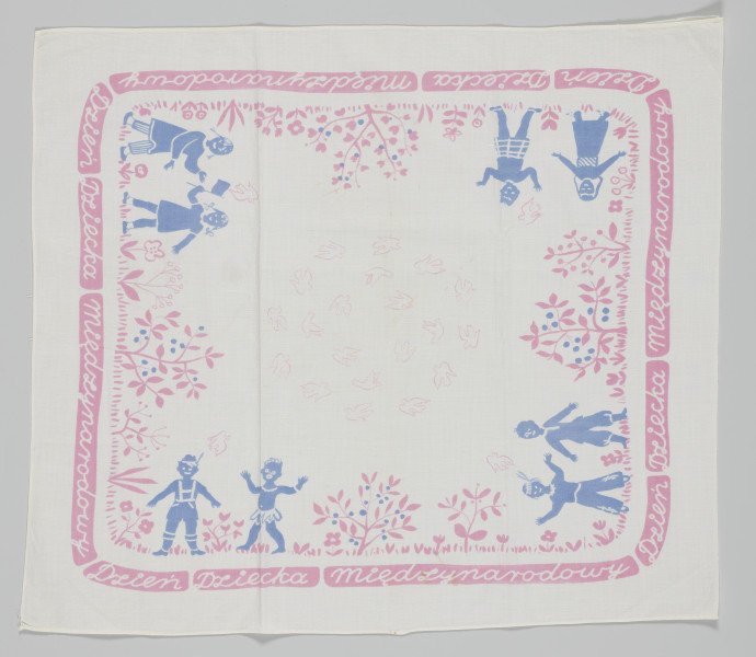 chusta pamiątkowa - Prostokątna chusta pamiątkowa wykonana z tkaniny w kolorze białym z ozdobnym nadrukiem w kolorach czerwonym i niebieskim. Wzdłuż każdej krawędzi widoczny biały napis na czerwonym tle ,,Dzień Dziecka Międzynarodowy’’. Napis stylizowany na odręczny. W każdym z narożników (nad napisem) widoczne przedstawienia par dzieci w kolorze niebieskim. Przedstawienia nawiązują do różnych narodowości/przynależności kulturowej poprzez zróżnicowane stroje i dodatki (szelki, kapelusze z piórami, spódniczkę z trawy, chustę na głowie). Pomiędzy dziećmi widoczne przedstawienia drzew i trawy w kolorze czerwonym. Na drzewach owoce w kolorze niebieskim. W centralnej części chusty widoczne kontury ptaków (gołębi) układające się w kolisty kształt.