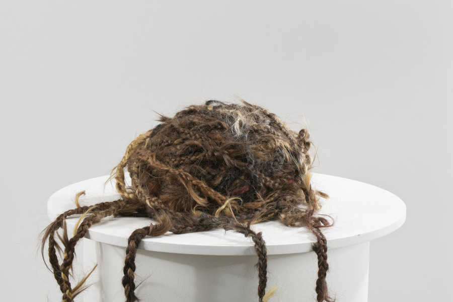 obiekt artystyczny - Długa lina zrobiona z warkocza uplecionego z naturalnych ludzkich włosów. Włosy różnią się kolorem i fakturą - różne pukle o podobnej długości zostały splecione ze sobą tak, że przechodzą płynnie, jeden w drugi.