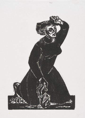 Kompozycja figuralna - Sylwetka kobiety, ujęta prawie frontalnie, ukazana w całej postaci, upadająca na kolana. Kobieta upada na bruk. Lewą rękę podniosła do góry, do twarzy, z prawej, opadającej wzdłuż ciała wypadł kamień. Dłonie duże i kościste. Ubrana w długa do ziemi suknię, z okrągłym wycięciem, spod sukienki wysuwa się bosa, duża i niekształtna stopa. Włosy krótkie, do ramion, rozwiane. 