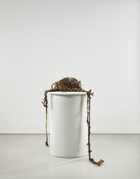 Długa lina zrobiona z warkocza uplecionego z naturalnych ludzkich włosów. Włosy różnią się kolorem i fakturą - różne pukle o podobnej długości zostały splecione ze sobą tak, że przechodzą płynnie, jeden w drugi.