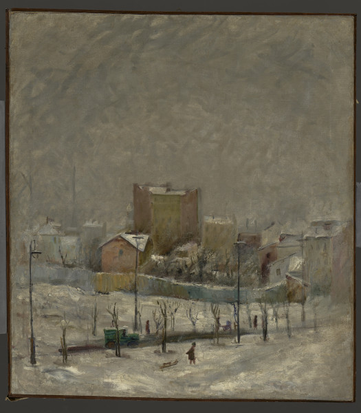 weduta - Zimowy miejski pejzaż ujęty z podwyższonego punktu widzenia. Na pierwszym planie plac pokryty szaro-białym śniegiem, przez który chłopiec ciągnie drewniane sanki. Sylwetka chłopca mała, nakreślona kilkoma pociągnięciami pędzla. Plan przecięty jest ukośnie linią ciemnej, odśnieżonej uliczki, po obu jej stronach rosną niewysokie drzewa z bezlistnymi koronami. Wzdłuż drogi stoją trzy wysokie uliczne latarnie. Ulicą jedzie zielone auto, wzdłuż jezdni idą ludzie – 3 sylwetki ujęte w całej postaci, pośrodku postać kobiety z dziecięcym wózkiem. Około ¼ wysokości obrazu ponad drzewami i ulicą widać szaro-żółto-zielonkawy płot za którym widoczna jest kępa bezlistnych drzew i gęsta zabudowa miasta. Widać mury kamienic i ich ośnieżone dachy. Za kępą drzew widać dwa wysokie budynki. Ponad dachami szeroki pas zamglonego, szarego, pochmurnego nieba. Kompozycja malowana swobodnie, z widocznymi pociągnięciami pędzla, miejscami fakturowo. Dominuje biel i jej odcienie przełamane czernią, szarością, odcieniami żółci, czerwieni.