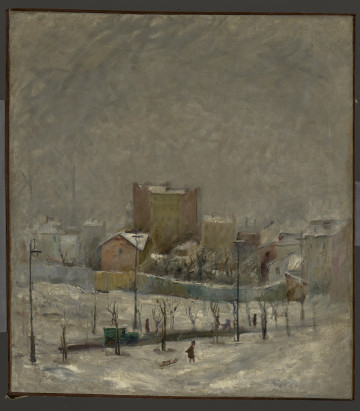 weduta - Zimowy miejski pejzaż ujęty z podwyższonego punktu widzenia. Na pierwszym planie plac pokryty szaro-białym śniegiem, przez który chłopiec ciągnie drewniane sanki. Sylwetka chłopca mała, nakreślona kilkoma pociągnięciami pędzla. Plan przecięty jest ukośnie linią ciemnej, odśnieżonej uliczki, po obu jej stronach rosną niewysokie drzewa z bezlistnymi koronami. Wzdłuż drogi stoją trzy wysokie uliczne latarnie. Ulicą jedzie zielone auto, wzdłuż jezdni idą ludzie – 3 sylwetki ujęte w całej postaci, pośrodku postać kobiety z dziecięcym wózkiem. Około ¼ wysokości obrazu ponad drzewami i ulicą widać szaro-żółto-zielonkawy płot za którym widoczna jest kępa bezlistnych drzew i gęsta zabudowa miasta. Widać mury kamienic i ich ośnieżone dachy. Za kępą drzew widać dwa wysokie budynki. Ponad dachami szeroki pas zamglonego, szarego, pochmurnego nieba. Kompozycja malowana swobodnie, z widocznymi pociągnięciami pędzla, miejscami fakturowo. Dominuje biel i jej odcienie przełamane czernią, szarością, odcieniami żółci, czerwieni.