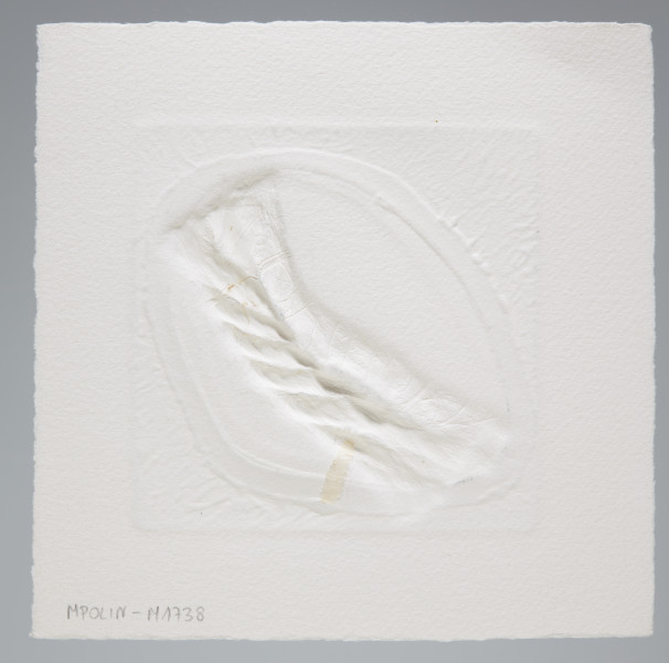 kompozycja abstrakcyjna - Kwadratowa kompozycja abstrakcyjna w tonacji szaro-czarnej umieszczona po środku kwadratowego arkusza. W części centralnej znajduje się owalny kształt nie pokryty farbą, w nim odcisk kawałka sznura. Owal jest obwiedziony ciemnoszarą szeroką ramką, całość znajduje się na tle o wzorze w nieregularne czarno-szare kreski.