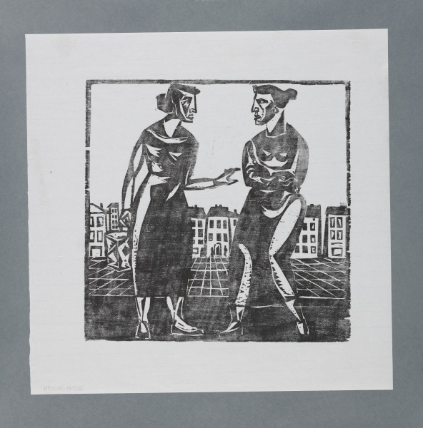 scena miejska - Dwie kobiety ujęte frontalnie, w całej postaci uchwycone w trakcie rozmowy – lekko zwrócone do siebie tułowiem i twarzami. Kobieta z prawej strony wyciąga prawą rękę w stronę drugiej kobiety, kobieta z lewej skrzyżowała ręce na piersiach. Obydwie ubrane są w długie suknie, obydwie mają włosy uczesane w kok. Kobieta z prawej strony ma płaskie półbuty, kobieta z prawej nosi pantofle na obcasach. Stoją na wybrukowanym miejskim placu, w tle, w pierzei, szereg dwupiętrowych domów. Scena ujęta w linearną, wąską ramkę.