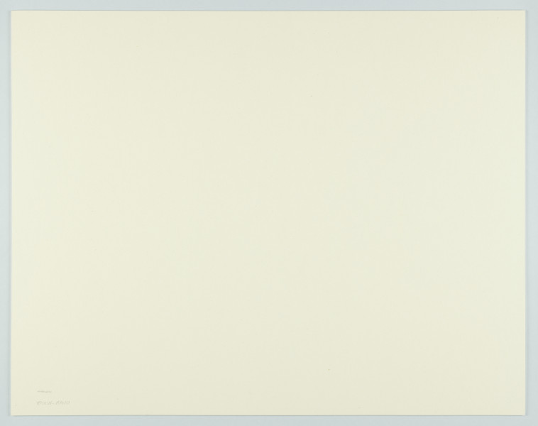 portret fotograficzny - Fotografia barwna skadrowana poziomo przedstawiająca półpostaciowy portret kobiety. Portretowana ma długie, proste jasne włosy do ramion uczesanych z przedziałkiem na środku głowy i puszczonych luźno na ramiona, ubrana jest w szaroniebieską bluzkę z długim rękawem podwiniętym pod łokcie, patrzy się bezpośrednio w stronę widza. Kobieta siedzi (o czym świadczy ułożenie rąk) we wnętrzu na tle białej ściany, na szarej sofie, której oparcie widać w tle. Na ścianie, za kanapą, widoczny jest duży kaloryfer płytowy. Z boku, po lewej stronie widoczny jest fragment wnęki okiennej.