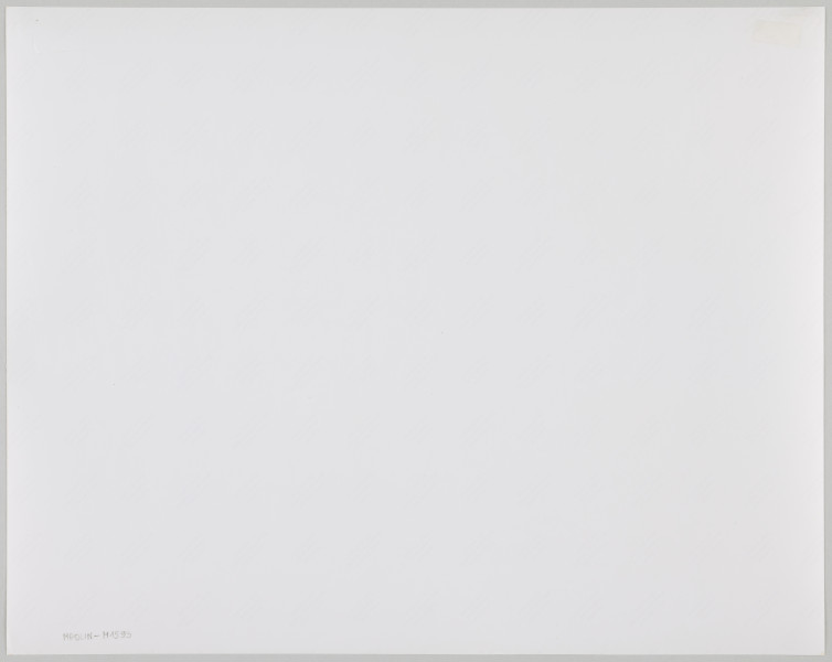 fotografia - Zdjęcie przedstawia półpostać starszego mężczyzny na tle regału z książkami. Ma na sobie ciemny sweter i białą koszulę. Mężczyzna uśmiecha się do fotografa. Za szybą regału widoczna jest pocztówka z napisem „Solidarność” oraz fotografia przedstawiająca dwie osoby w pomieszczeniu.