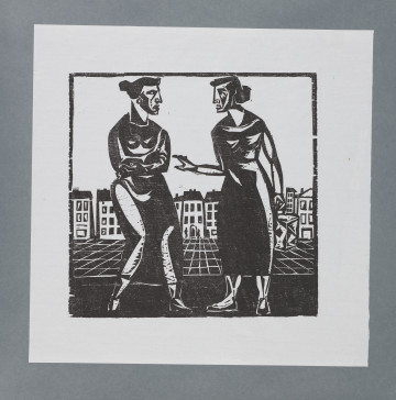 scena miejska - Dwie kobiety ujęte frontalnie, w całej postaci uchwycone w trakcie rozmowy – lekko zwrócone do siebie tułowiem i twarzami. Kobieta z prawej strony wyciąga prawą rękę w stronę drugiej kobiety, kobieta z lewej skrzyżowała ręce na piersiach. Obydwie ubrane są w długie suknie, obydwie mają włosy uczesane w kok. Kobieta z prawej strony ma płaskie półbuty, kobieta z prawej nosi pantofle na obcasach. Stoją na wybrukowanym miejskim placu, w tle, w pierzei, szereg dwupiętrowych domów. Scena ujęta w linearną, wąską ramkę.