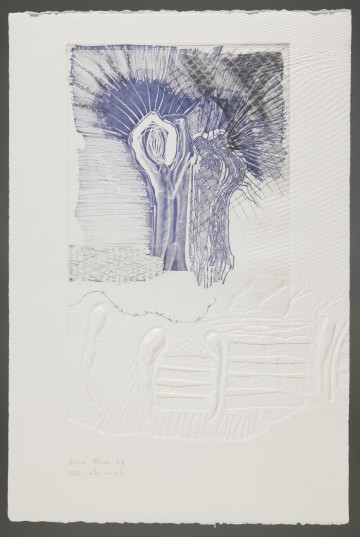 pejzaż - Wertykalny, niemal abstrakcyjny, pejzaż wykonany w dwóch technikach, co determinuje jego kompozycję. Postawą układu tej grafiki jest kształt wyciśnięty w białym kartonie tła, który zajmuje prawą i dolną część grafiki. Większość to regularny wzór siatki, w części dolnej pojawiają się cztery obłe kształty, pomiędzy trzema z nich widać poziome szerokie linie. Nad nimi widoczne są odciski kilku cienkich, kresek podzielonych kształtami supłów. Cała górna część grafiki, od połowy, pokryta jest granatowo-czarną kompozycją przedstawiającą dwa drzewa przedstawione w bardzo uproszczony, zgeometryzowany sposób. Korona drzewa z prawej strony pokryta jest kształtem siatki o cienkich, czarnych oczkach. Po lewej stronie drzew widać tło przedstawione bardzo równomiernym, gęstym kreskowaniem, pod drzewami - grunt oddany za pomocą plamkowania oraz analogiczną, jak powyżej siatką. Poniżej drzew, po lewej stronie widoczna jest pozioma, wijąca się, cienka linia z symetrycznymi węzłami z drobnych kresek.