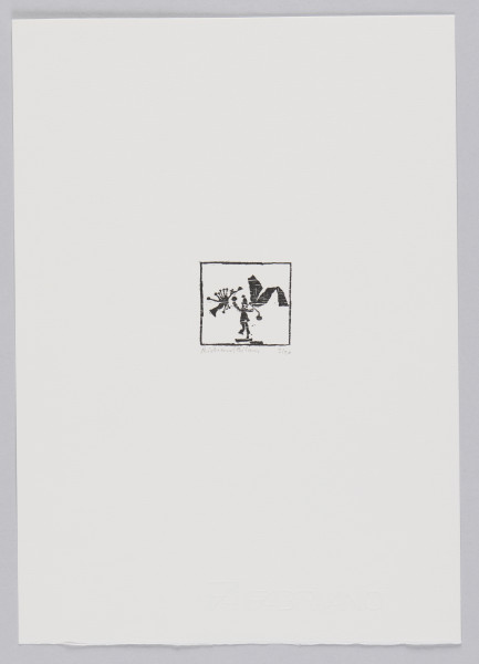 odbitka graficzna - Grafika przedstawiająca czarną postać w kapeluszu, trzymającą uniesione w górę dwa niezidentyfikowane przedmioty. Przedmiot po prawej stronie przypomina wstęgę. Przedstawienie wpisane w prostokątną ramkę stojącą na dłuższym boku.