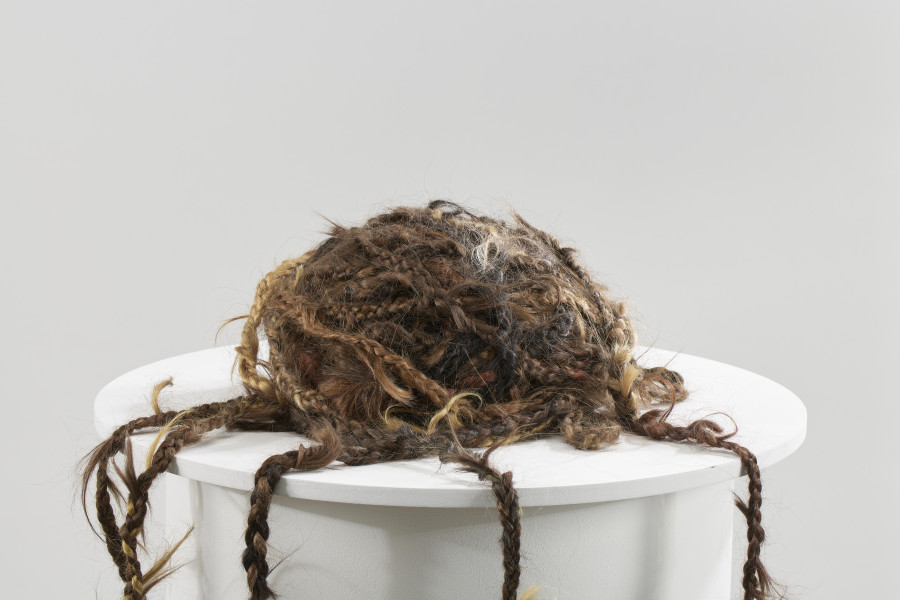 obiekt artystyczny - Długa lina zrobiona z warkocza uplecionego z naturalnych ludzkich włosów. Włosy różnią się kolorem i fakturą - różne pukle o podobnej długości zostały splecione ze sobą tak, że przechodzą płynnie, jeden w drugi.
