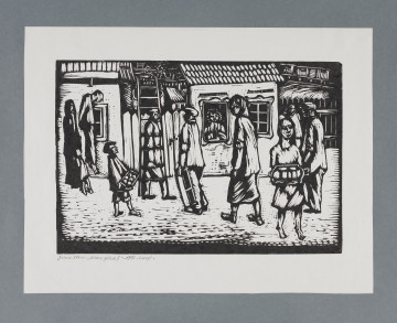 scena rodzajowa - Na tle niskich, parterowych domów pokazane życie codzienne getta. Na ulicy, z lewej stoi kobieta z dzieckiem, obok widoczna sylwetka powieszonego mężczyzny. Dalej postać bosego chłopca sprzedającego bułki (?), dwóch mężczyzn, jeden z nich niesie drabinę, drugi, odwrócony tyłem trzyma w rękach skrzynkę (?). Z prawej na pierwszym planie dwie postacie kobiece – jedna ujęta z tyłu, w chustce na głowie zwraca twarz w kierunku widza, druga, bosa, ujęta en face, przed sobą trzyma w rękach tacę z jedzeniem na sprzedaż. W głębi, z prawej strony grupa mężczyzn.
W drugim planie, w otwartym oknie drugiego domu widoczna postać kobiety. W dalekim tle w prześwitach między dachami domów widoczne dachy domów, wieże kościelne, z prawej wagony kolejowe jadące po nasypie.