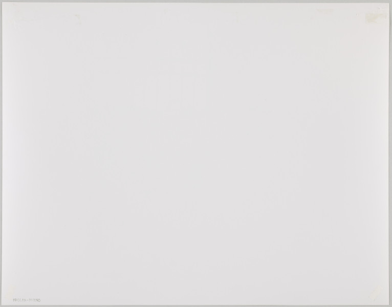 fotografia - Zdjęcie przedstawia mężczyznę stojącego za zamkniętą bramą. Brama składa się z gładkiej metalowej płyty sięgającej połowy wysokości, pionowych prętów o ozdobnych zwieńczeniach (od połowy wysokości do góry) oraz prętów poziomych (dwóch na górze i jednego na dole). Mężczyzna opiera się rękami o jeden z poziomych prętów bramy (umieszczony najbliżej płyty). Patrzy przed siebie. Ma na sobie ciemną kurtkę oraz jarmułkę. Brama jest umocowana pomiędzy dwoma betonowymi słupami. Brakuje jednak reszty ogrodzenia. Za bramą widoczna łąka oraz wyrastające z ziemi pojedyncze macewy i drzewa. 